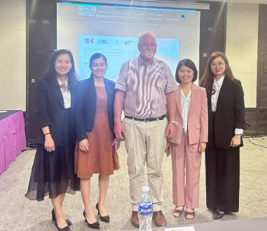 Đại diện BIDV (ngoài cùng tay phải) và các chuyên gia, diễn giả tham dự Hội thảo