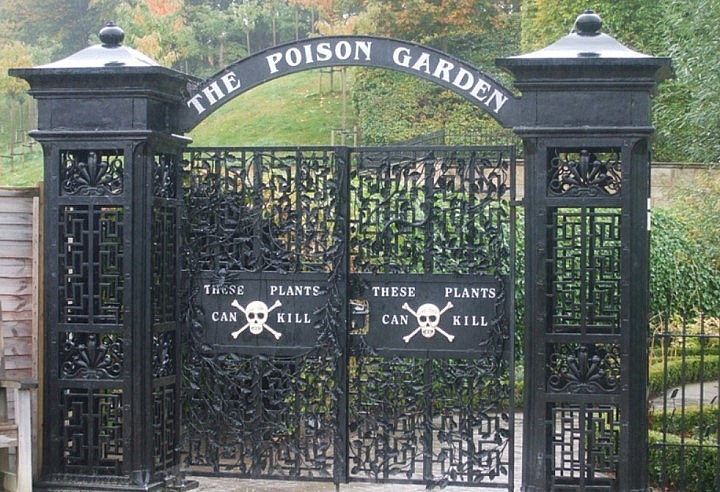 Cổng vào khu vườn luôn có những cảnh báo nguy hiểm.