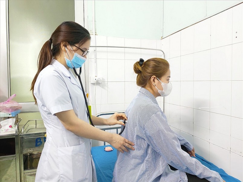 Bác sĩ thăm khám cho bệnh nhân bị ngộ độc ve sầu. Nguồn ảnh: Bệnh viện đa khoa Tuyên Quang