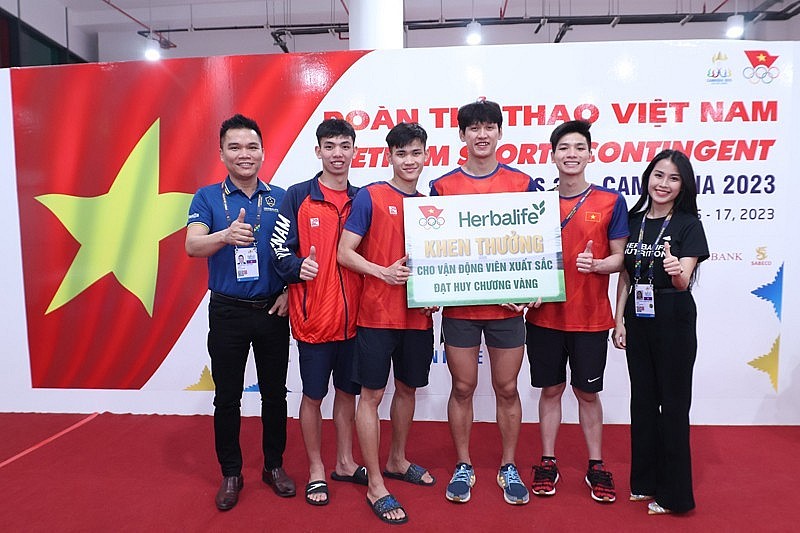 Herbalife Việt Nam thưởng nóng cho các vận động viên đạt Huy chương Vàng đầu tiên của Đoàn Thể thao Việt Nam tại SEA Games 32