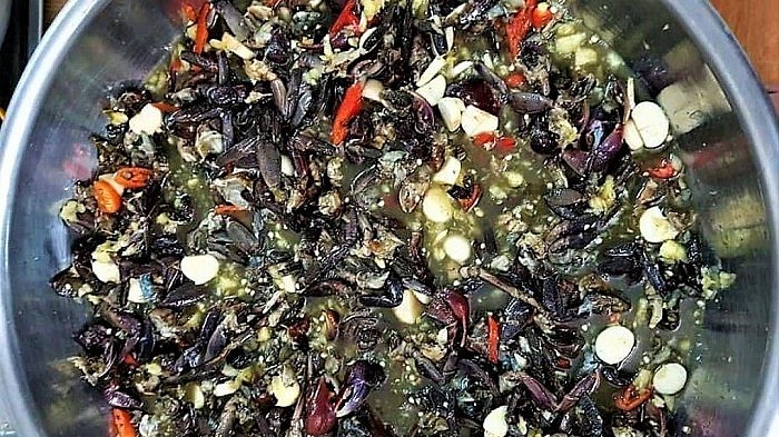 Ba khía muối trộn sẵn luôn hút khách, giá cả hợp lý