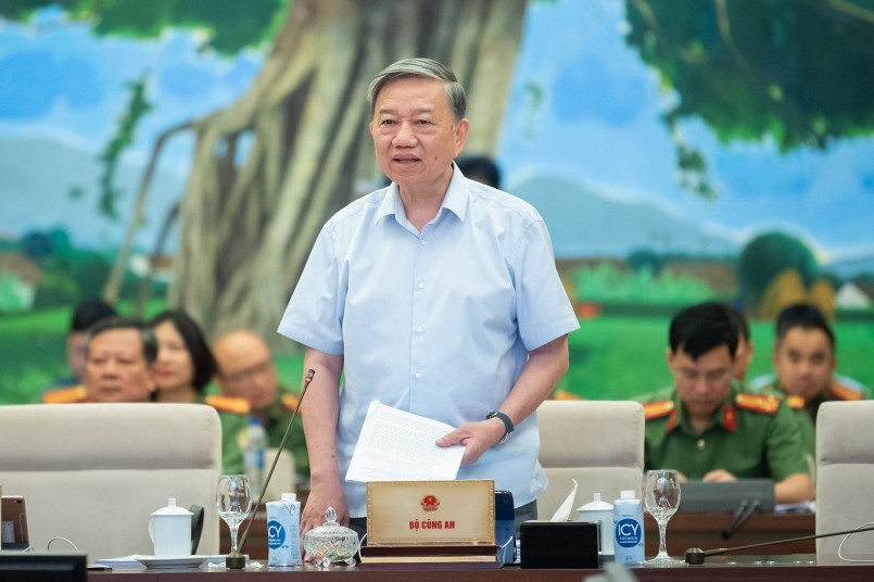Bộ trưởng Bộ Công an Tô Lâm báo cáo tại phiên họp.