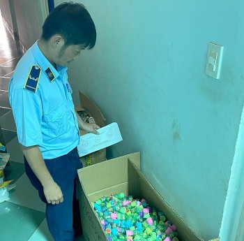 Gia Lai: Xử phạt 01 cơ sở kinh doanh đang bày bán kẹo không rõ nguồn gốc