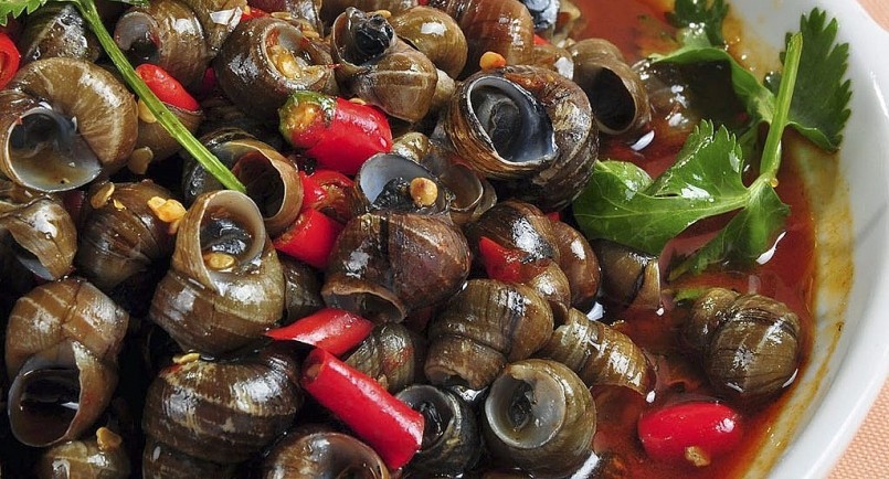 Ốc là món ăn vặt khoái khẩu của nhiều người.