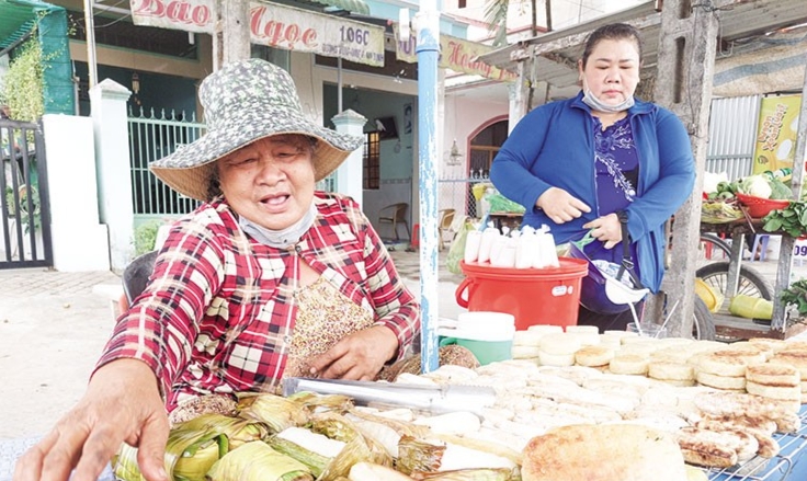 Bà Bảy Hùng bán chuối nếp nướng ven đường Vòng Cung.