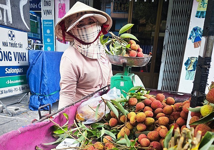 Vải thiều đang bán trên phố được trồng ở các tỉnh Tây Nguyên.