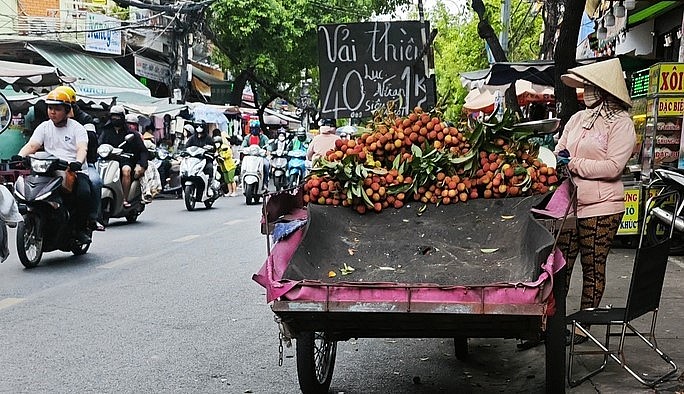 Trái vải thiều bán trên phố với giá bình dân.