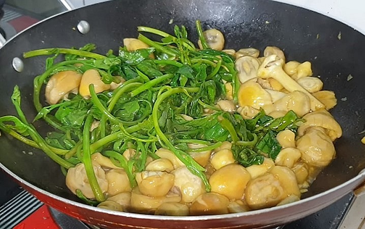 Nấm trứng gà được chế biến thành nhiều món ăn hấp dẫn. Nấm trứng gà được chế biến thành nhiều món ăn hấp dẫn.