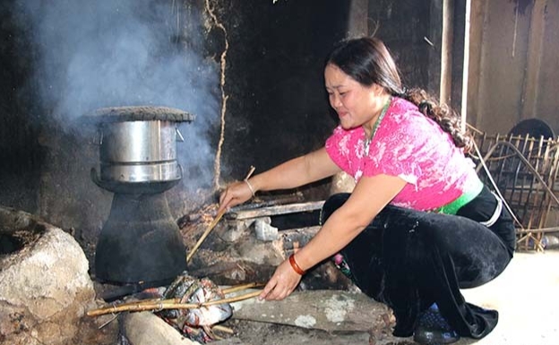 Cá chép gù sau khi tẩm ướp gia vị sẽ được nướng trên than hồng