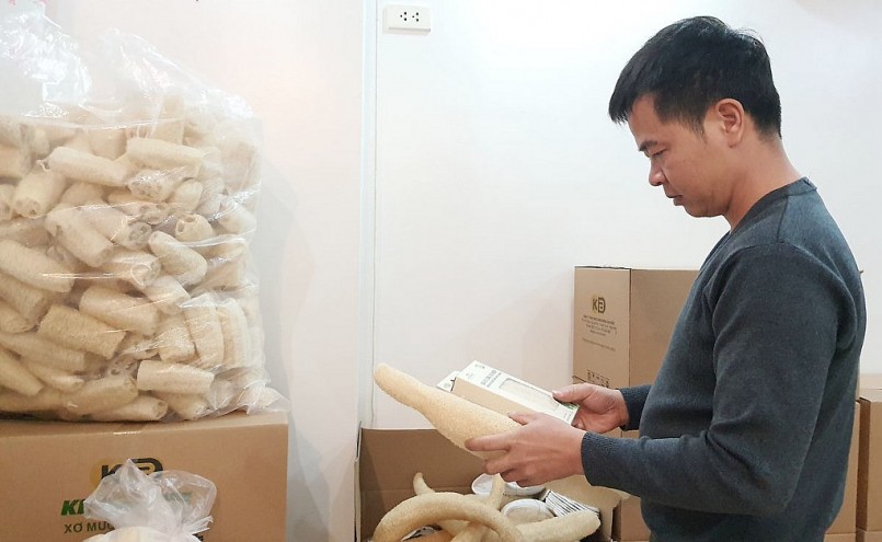Anh Tôn kiểm tra chất lượng xơ mướp thành phẩm trước khi xuất ra thị trường.