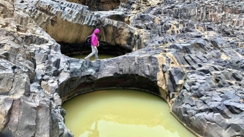 Kỳ vĩ bãi đá cổ triệu năm ở Gia Lai, khách ngơ ngác như lạc vào thời tiền sử