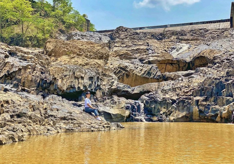Bãi đá cổ có diện tích rộng hàng chục hecta, trải dài từ lưu vực sông H\'Chan đến đoạn nhập dòng với sông Ayun Hạ - con sông tưới mát cho cánh đồng khắp các huyện phía đông nam Gia Lai.
