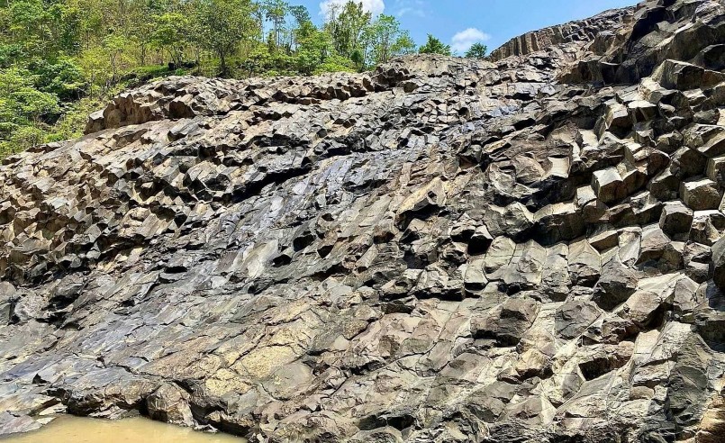 Nhìn gần, những trụ đá hình lục lăng xếp cạnh nhau trông như một tổ ong khổng lồ.