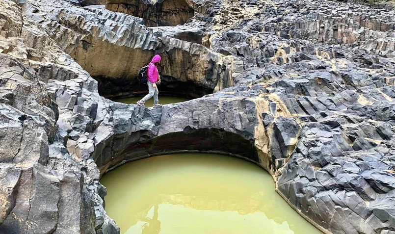 Ở nhiều khu vực tại bãi đá cổ còn xuất hiện những khối đá cổ bị mài lõm thành vùng lớn hoặc xuyên thủng tạo thành những lỗ hổng rộng cả vài mét. 