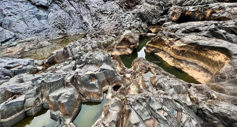 Bãi đá cổ H\'Chan (xã Đê Ar, huyện Mang Yang) nằm dưới chân đập nhà máy thủy điện H\'Chan, giáp ranh với xã Bar Măih (huyện Chư Sê) và cách TP Pleiku (tỉnh Gia Lai) khoảng 45km.