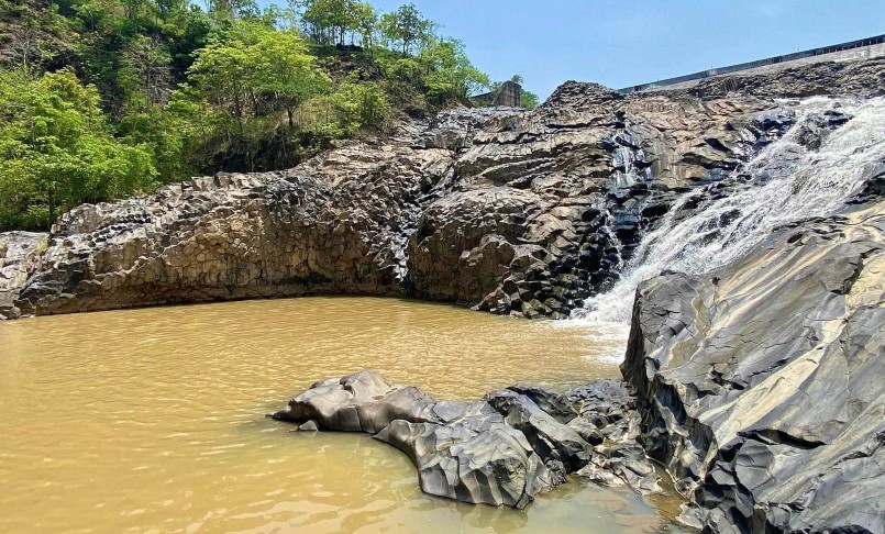 Bãi đá H\'Chan vô cùng đẹp mắt, đặc biệt khi nước cạn, để lộ những vỉa đá, các hố nước vừa người nằm, nước trong xanh tuyệt đẹp.