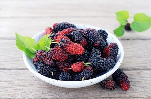 Loại quả rẻ tiền là kho vitamin C, đang vào vụ chín chỉ 20.000đ được rổ to, cả nhà ăn thỏa thích