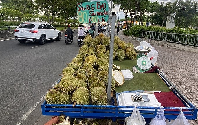 Xe bán sầu riêng lưu động với nhưng chiêu thu hút khách hàng.