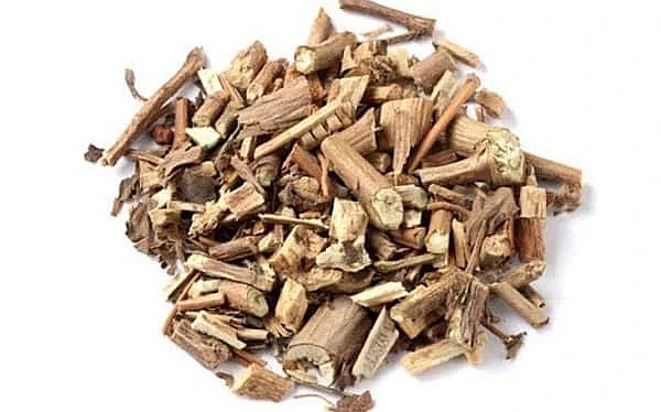 Cây hoắc hương phơi khô để khử mùi và xua đuổi côn trùng.