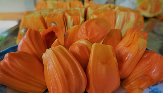 Mít ruột đỏ có màu sắc đẹp, vị ngọt, giòn.