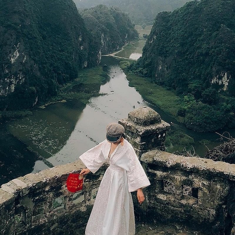 Tháng 5 oi bức, đi đâu mà không ghé ngay Hang Múa để ngắm nhìn đầm sen đẹp nên thơ hữu tình. Tháng 5 oi bức, đi đâu mà không ghé ngay Hang Múa để ngắm nhìn đầm sen đẹp nên thơ hữu tình.