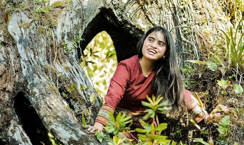 Thiếu nữ Xơ Đăng ở làng Vi Rơ Ngheo. Thiếu nữ Xơ Đăng ở làng Vi Rơ Ngheo.