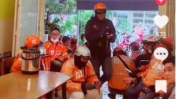 Hai quán trà mãng cầu “hot” nhất hiện nay, quán này shipper ngồi dày đặc, quán kia khách vượt trăm cây số đến mua