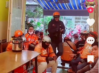 Hai quán trà mãng cầu “hot” nhất hiện nay, quán này shipper ngồi dày đặc, quán kia khách vượt trăm cây số đến mua