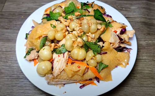 Hot "trend" gỏi gà măng cụt chưa hạ nhiệt, gỏi dâu da lên ngôi gọi mùa hè về