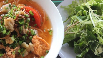 Về xứ sở cà phê thưởng thức món bún riêu nhồi tôm, thịt ngon khó cưỡng