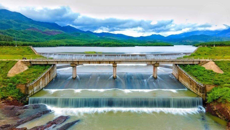 Đập hồ nước Khe Tân được bao bọc giữa núi rừn Đập hồ nước Khe Tân được bao bọc giữa núi rừn