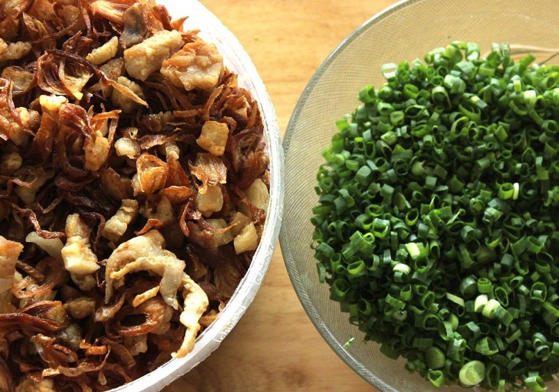 Tóp mỡ của món Bún riêu Buôn Ma Thuột này được nhận xét rất thơm ngon, dai giòn