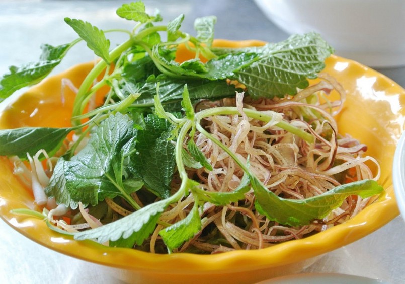 Bí quyết cho hương vị mới mẻ của món Bún riêu Buôn Ma Thuột là các loại rau ăn kèm