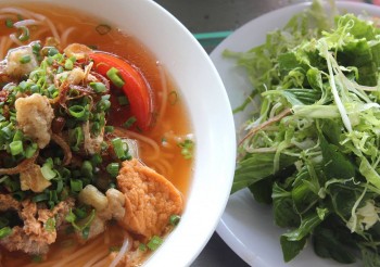 Về xứ sở cà phê thưởng thức món bún riêu nhồi tôm, thịt ngon khó cưỡng