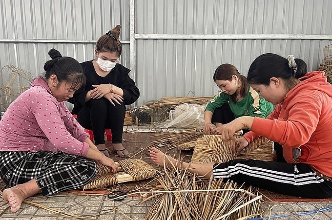 Cỏ năn tượng được sử dụng để đan lát hàng thủ công mỹ nghệ, tạo việc làm cho lao động nông thôn.