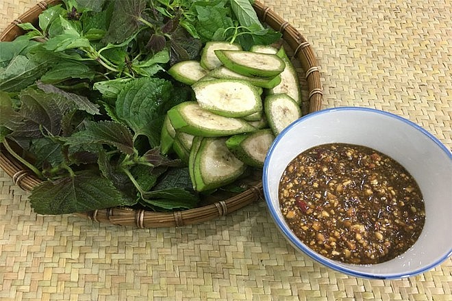 Chẻo lạc ăn kèm rau sống và chuối xanh sẽ mang đến hương vị tuyệt vời