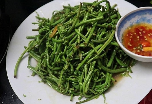 Rau đọt choại luộc chấm mắm dân dã.