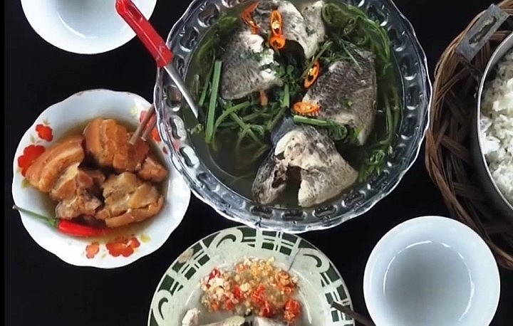 Món canh chua rau choại nấu cá rô đồng hấp dẫn. 