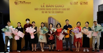 Bàn giao giấy chứng nhận quyền sử dụng đất cho cư dân dự án T&T DC Complex