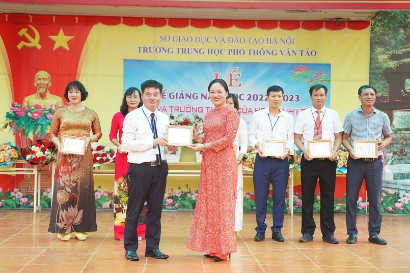 Trường trung học phổ thông Vân Tảo bế giảng học 2022 -2023