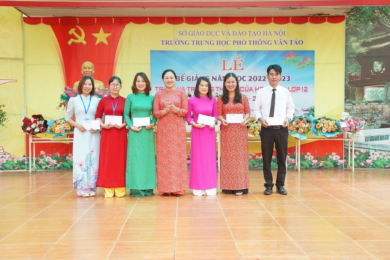 Trường trung học phổ thông Vân Tảo bế giảng học 2022 -2023