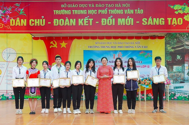 Trường trung học phổ thông Vân Tảo bế giảng học 2022 -2023