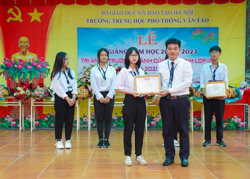 Trường trung học phổ thông Vân Tảo bế giảng học 2022 -2023