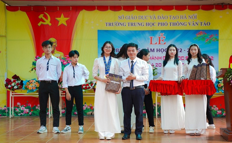 Trường trung học phổ thông Vân Tảo bế giảng học 2022 -2023