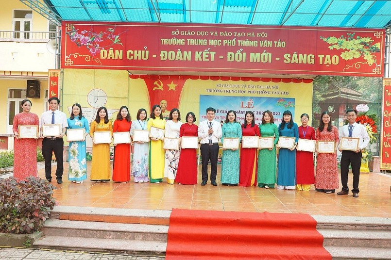 Trường trung học phổ thông Vân Tảo bế giảng học 2022 -2023