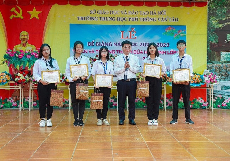 Trường trung học phổ thông Vân Tảo bế giảng học 2022 -2023