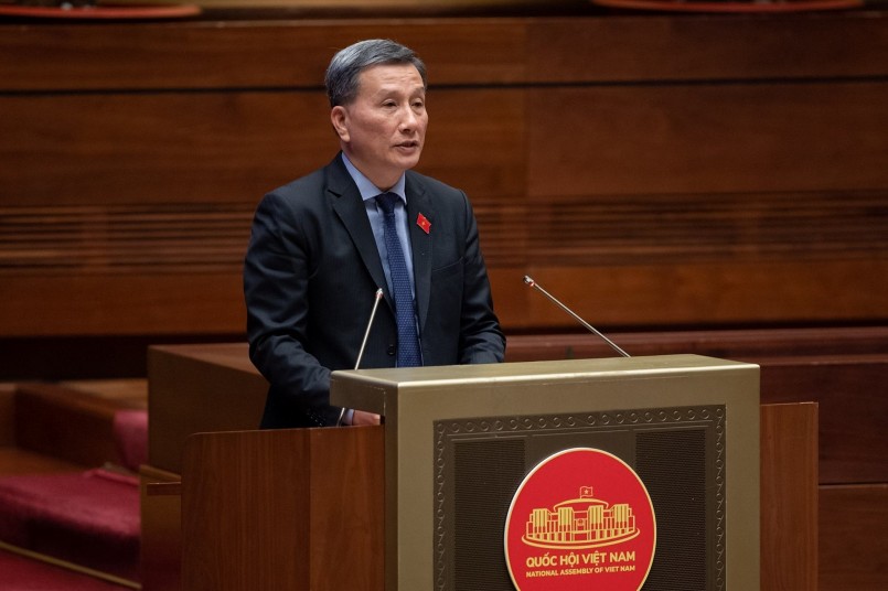 Chủ nhiệm Ủy ban Khoa học, Công nghệ và Môi trường Lê Quang Huy trình bày tóm tắt Báo cáo giải trình, tiếp thu, chỉnh lý dự thảo Luật Bảo vệ quyền lợi người tiêu dùng (sửa đổi)