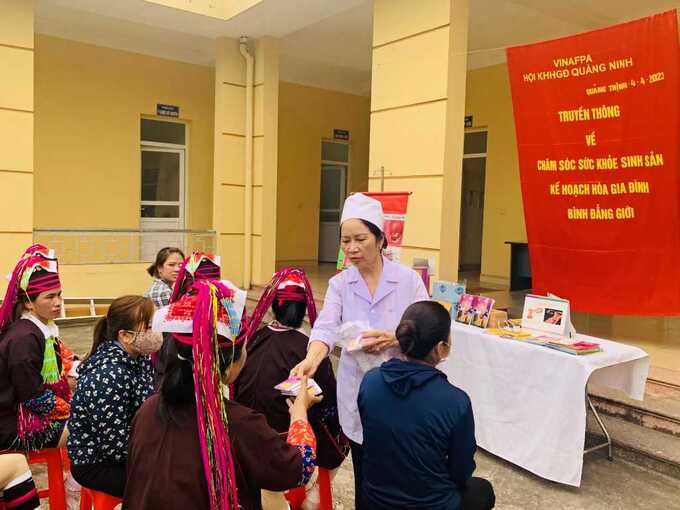 Hội KHHGĐ tỉnh truyền thông chăm sóc SKSS-KHHGĐ tại xã Quảng Thịnh, huyện Hải Hà (tháng 4/2023).