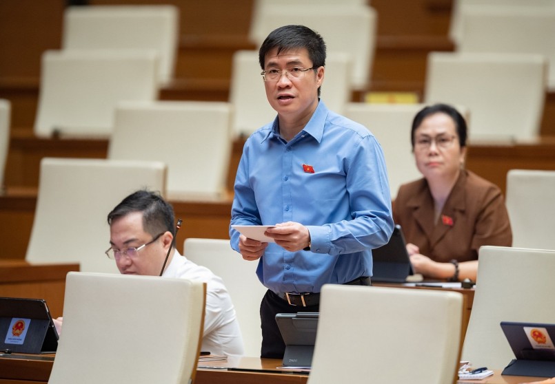 Đại biểu Hoàng Minh Hiếu – Đoàn ĐBQH tỉnh Nghệ An.