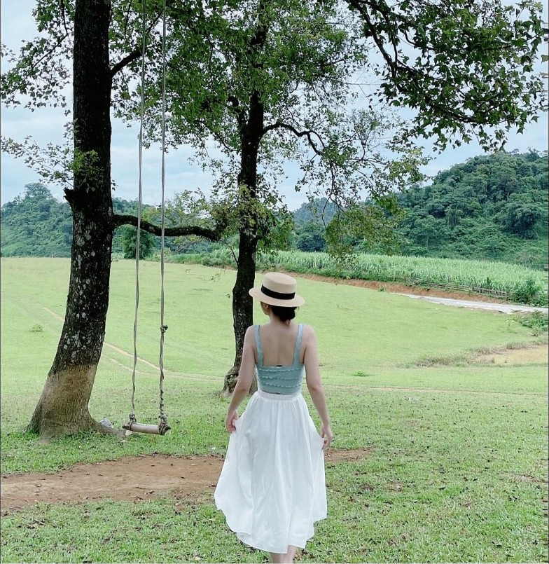 Đến Bãi Bùi chắc chắn bạn sẽ không khỏi ngỡ ngàng bởi giữa núi non trùng điệp là cả một thảo nguyên bao la rộng lớn